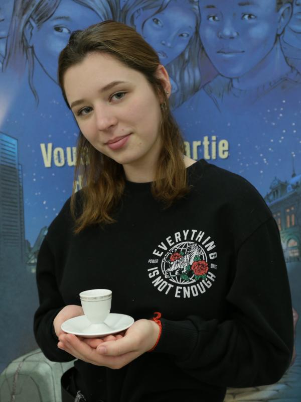 sites/default/files/private Photo d'une élève avec son trésor de famille
