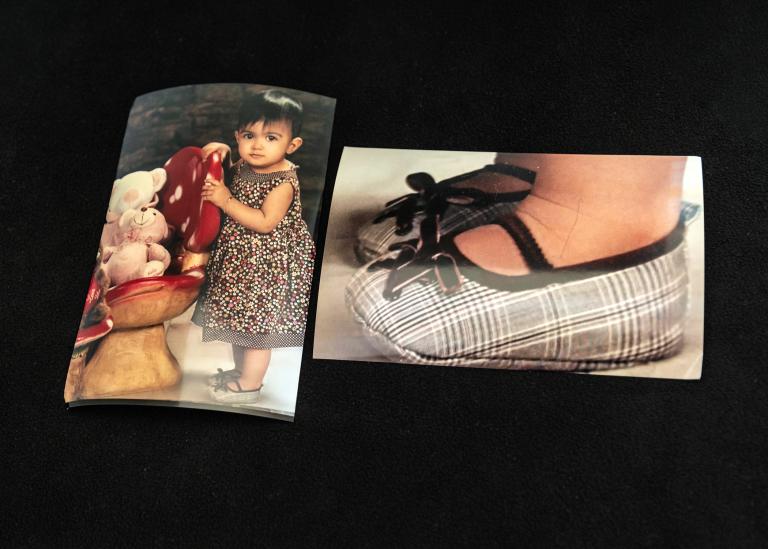 Photographie fillette et chaussure de bébé