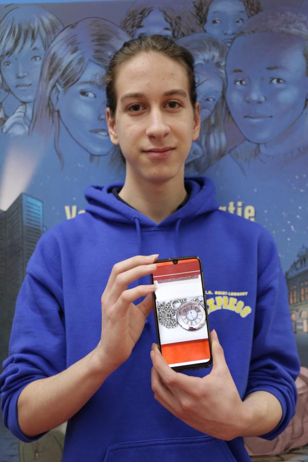 sites/default/files/private Photo d'un élève avec son trésor de famille