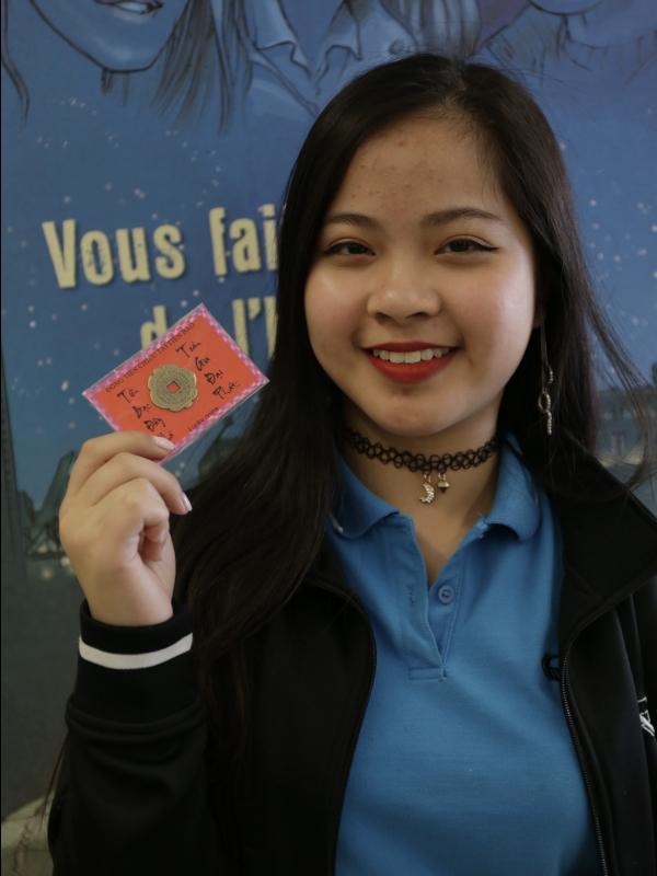 sites/default/files/private Photo d'une élève avec son trésor de famille