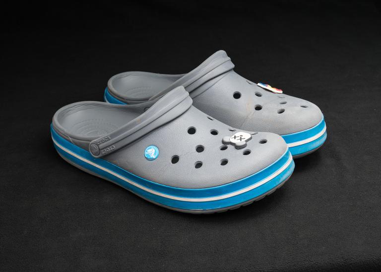 Crocs grises et bleues
