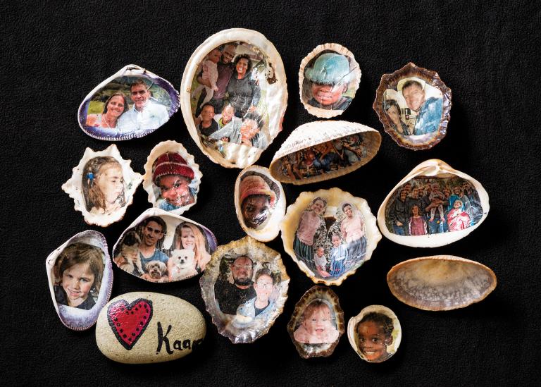 sites/default/files/private Photo d'une élève avec son trésor de famille