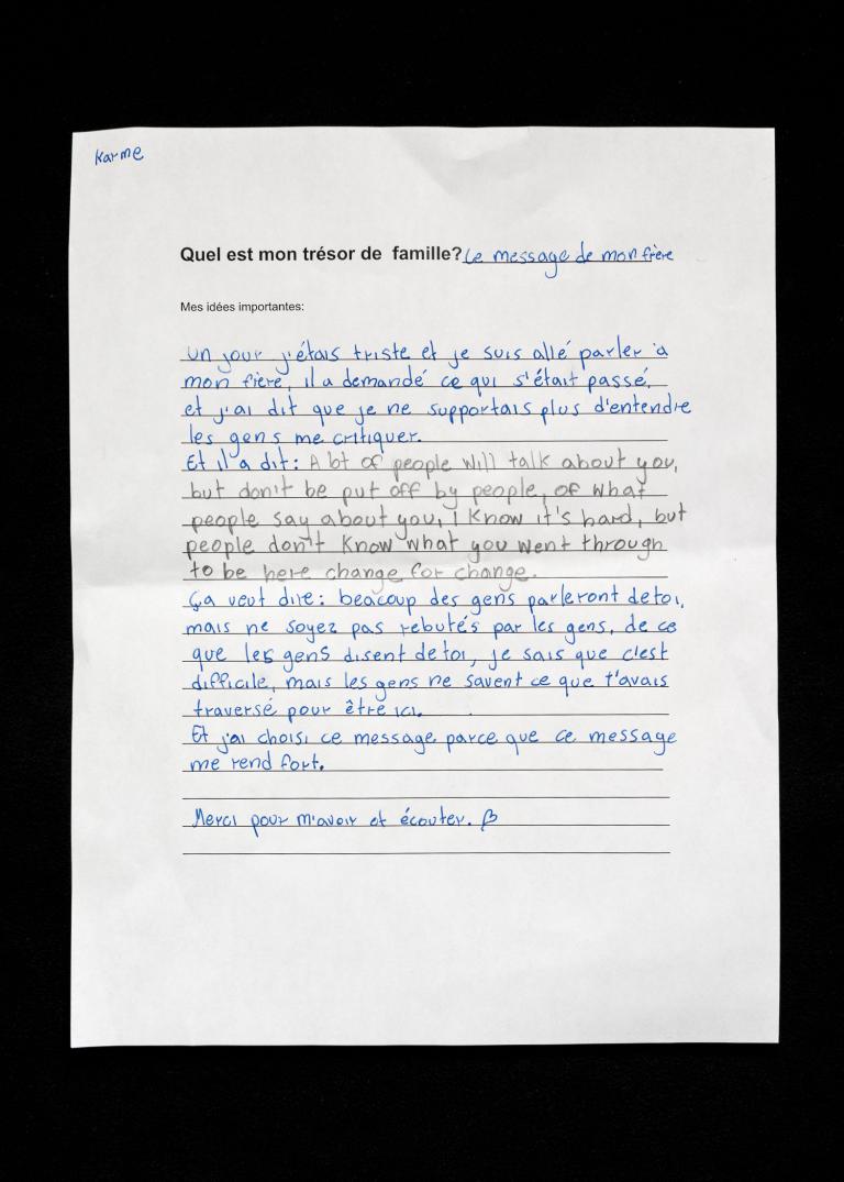 sites/default/files/private Photo d'une élève avec son trésor de famille