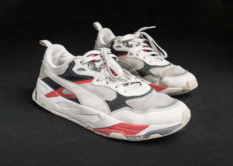 Chaussures de sport noires, rouges et blanches