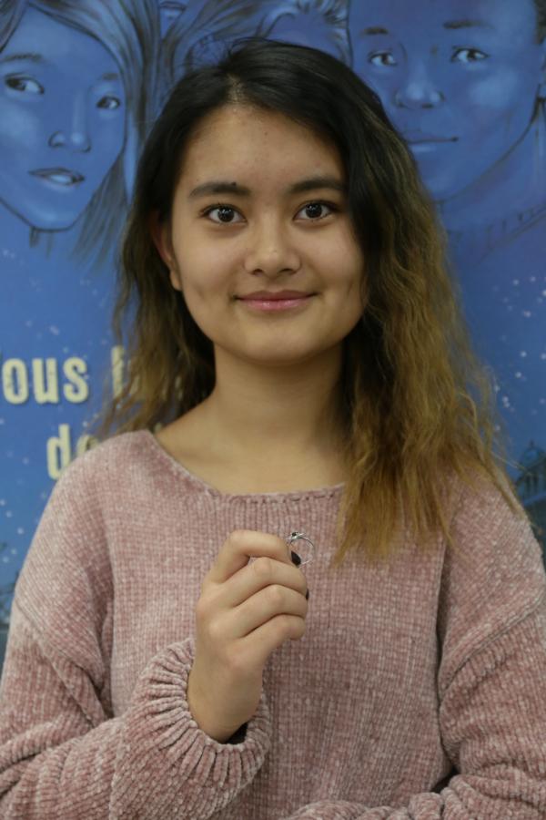 sites/default/files/private Photo d'une élève avec son trésor de famille