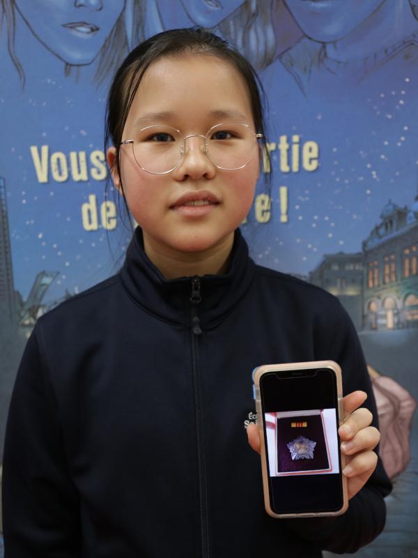 sites/default/files/private Photo d'un élève avec son trésor de famille